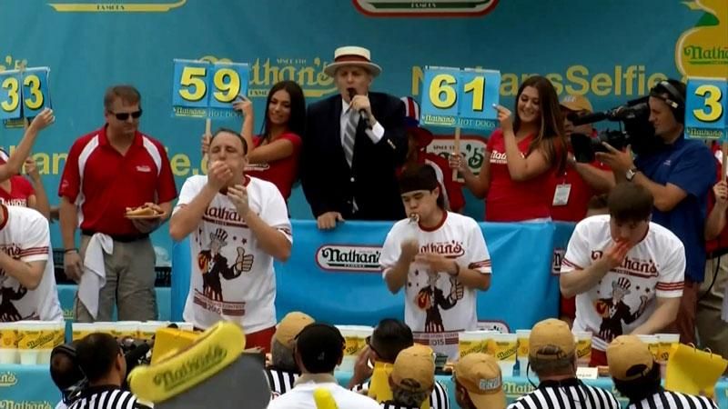 В США соревновались в поедании хот-догов - 5 июля 2015 - Телеканал новин 24 В США соревновались в поедании хот-догов - 5 июля 2015 - Телеканал новин 24