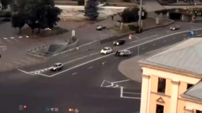 Силачі-патрульні власноруч відтягнули авто, що поламалось посеред дороги Силачі-патрульні власноруч відтягнули авто, що поламалось посеред дороги