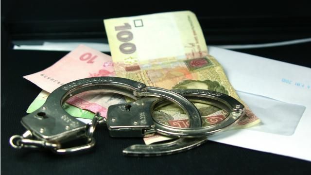Двух чиновников из ГПУ задержали за взятке. В кабинетах нашли бриллианты и ценные бумаги