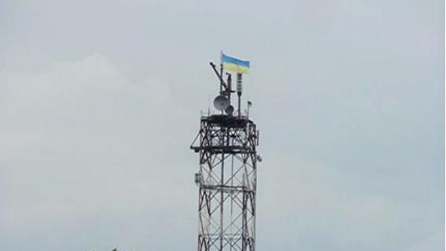 Фото дня: в Попасной на высоте развевается флаг Украины