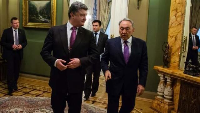 Порошенко попросив Назарбаєва допомогти втихомирити Путіна 