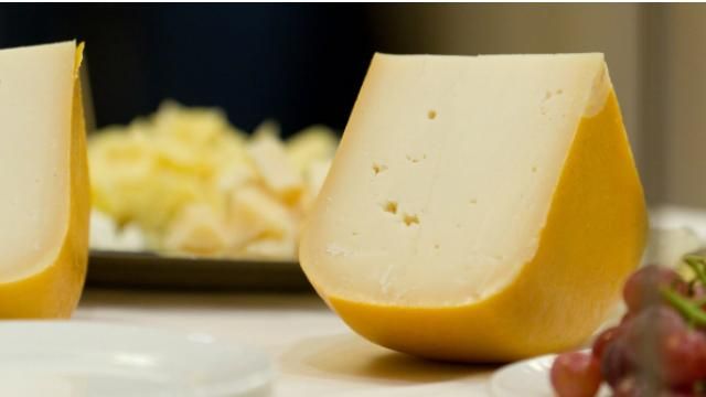 Російські туристи масово скуповують елітний сир у європейських аеропортах Російські туристи масово скуповують елітний сир у європейських аеропортах