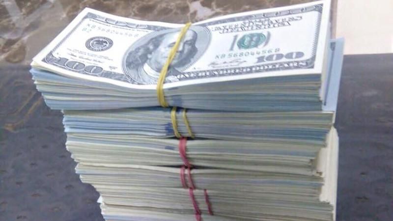 Депутат показал горы долларов, которые украли задержанные прокуроры