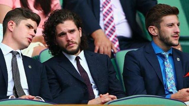 Поклонники "Игры престолов" увидели намек на продолжение сериала в прическе актера Поклонники "Игры престолов" увидели намек на продолжение сериала в прическе актера