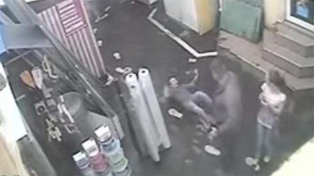 В Одесі скандал — міліціонер в цивільному вдарив дівчину по обличчі В Одесі скандал — міліціонер в цивільному вдарив дівчину по обличчі