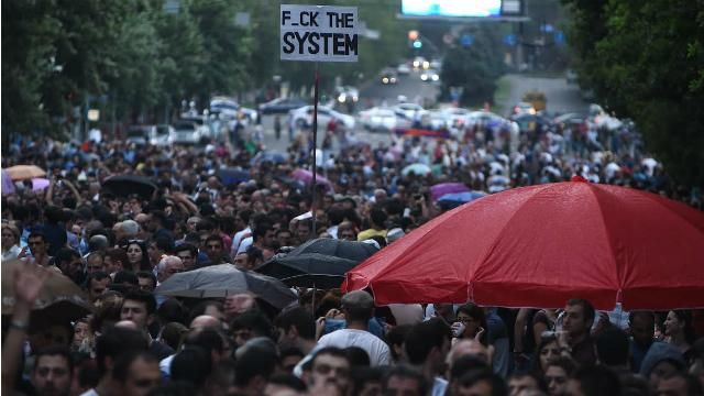 Вірменський активіст зашив собі рот Вірменський активіст зашив собі рот