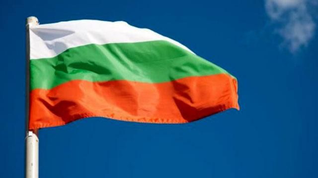 Вандалы сорвали флаги Болгарии, перепутав с флагами России
