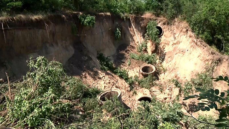 Из-за дождей в Запорожье рухнул коллектор Из-за дождей в Запорожье рухнул коллектор