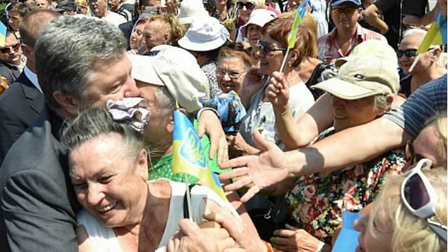 Порошенко в Одесі зробив традиційне селфі 