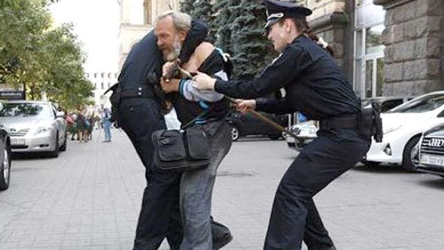 Нерівна боротьба: як двоє копів і цивільний пов’язали агресивного безхатька Нерівна боротьба: як двоє копів і цивільний пов’язали агресивного безхатька