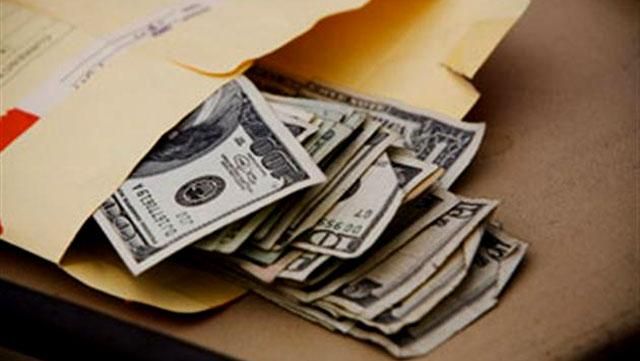 У Одесского судьи амнезия — не помнит, как брал несколько пачек долларов У Одесского судьи амнезия — не помнит, как брал несколько пачек долларов