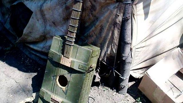 Фото дня: бійці змайстрували унікальну гітару