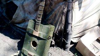 Фото дня: бойцы смастерили уникальную гитару