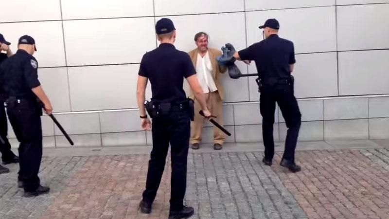 Новая полиция чуть ли не до смерти запугала бездомного Новая полиция чуть ли не до смерти запугала бездомного