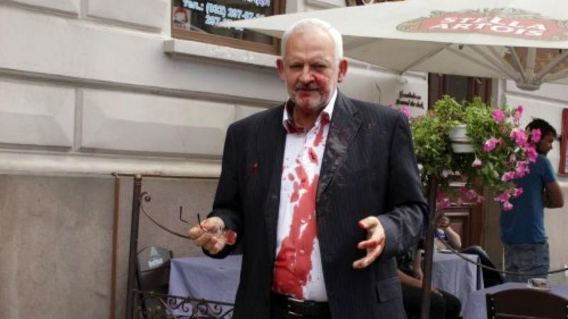 Нардепа от "Оппозиционного блока" облили свиной кровью Нардепа от "Оппозиционного блока" облили свиной кровью