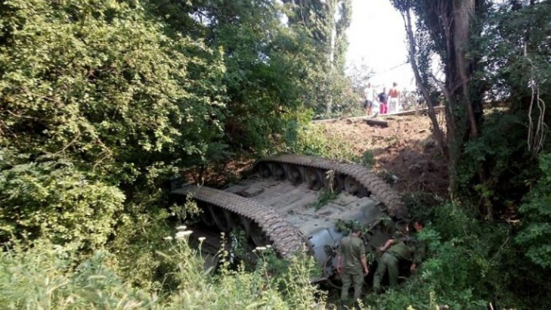 Російський танк "вилетів" з дороги анексованого Криму Російський танк "вилетів" з дороги анексованого Криму