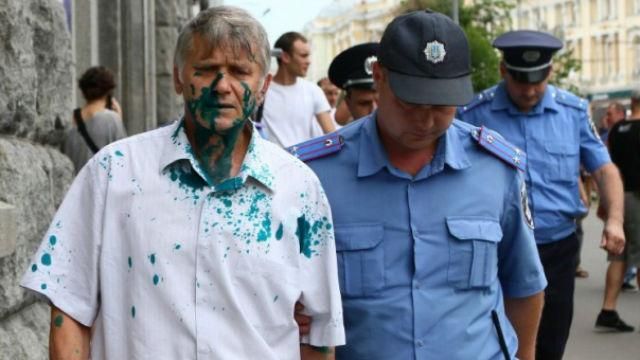 Харьковчане снова взялись за зеленку: досталось местному коммунисту Харьковчане снова взялись за зеленку: досталось местному коммунисту