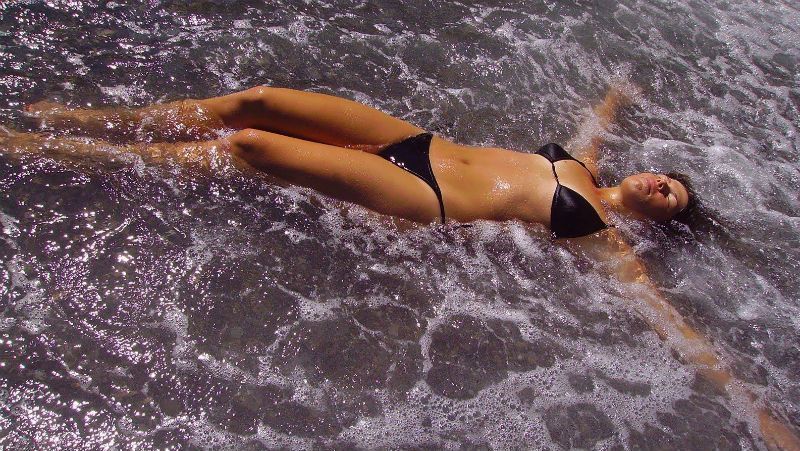 Українки роздягаються, аби підтримати привабливу поліцейську Українки роздягаються, аби підтримати привабливу поліцейську