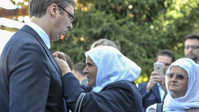 Сербського прем'єра в Боснії закидали камінням Сербського прем'єра в Боснії закидали камінням