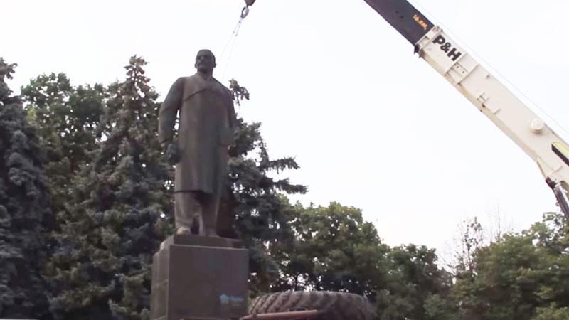 Жінці запропонували поцілувати Леніна останній раз Жінці запропонували поцілувати Леніна останній раз