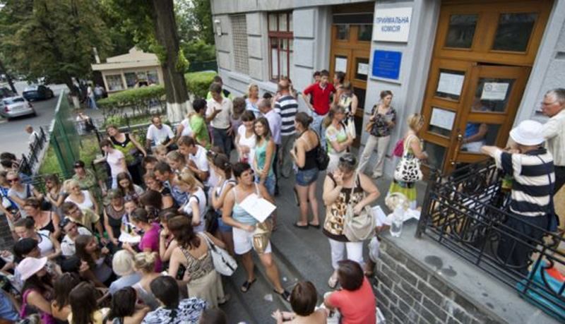 Випускники з Криму у відчаї — їх не приймають в українські ВНЗ Випускники з Криму у відчаї — їх не приймають в українські ВНЗ