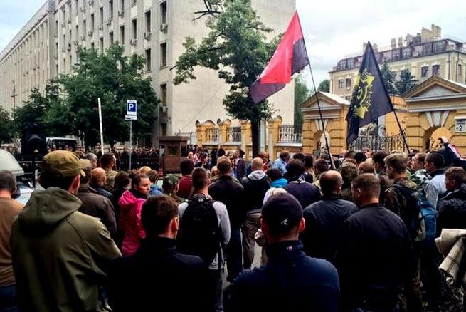 Люди с флагами "Правого сектора" собираются под Администрацией Президента