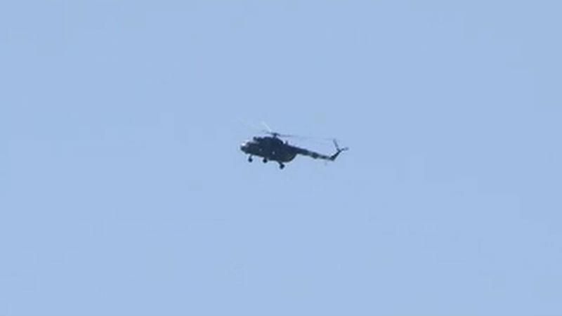 У небі над Мукачевим літає гелікоптер