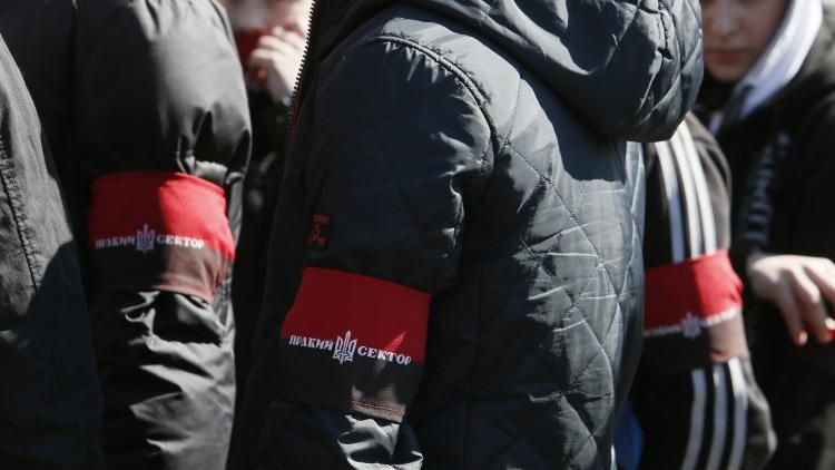 В "Правом секторе" прокомментировали переход ряда бойцов в "Азов" В "Правом секторе" прокомментировали переход ряда бойцов в "Азов"