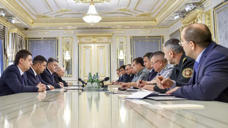 Порошенко хочет разоружить все незаконные вооруженные формирования Порошенко хочет разоружить все незаконные вооруженные формирования