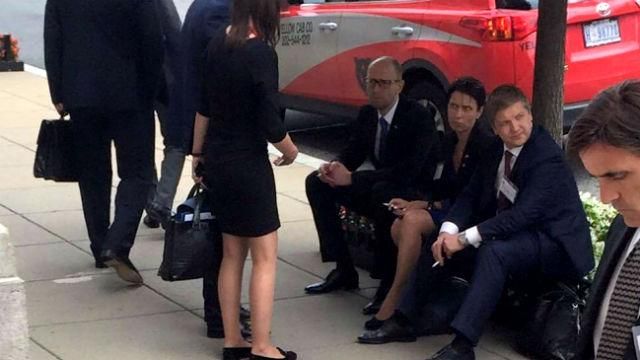 После разговора с Обамой Яценюк закурил прямо на тротуаре После разговора с Обамой Яценюк закурил прямо на тротуаре