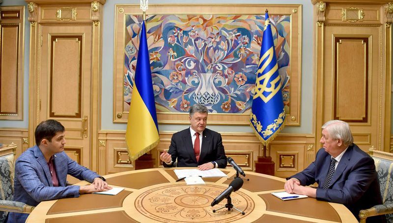 Порошенко підписав поправки до закону, які посварили учасників коаліції Порошенко підписав поправки до закону, які посварили учасників коаліції