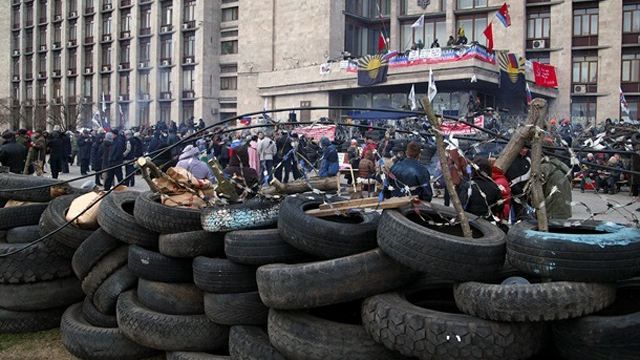 Центром Донецька ходять натовпи озброєних людей з собаками