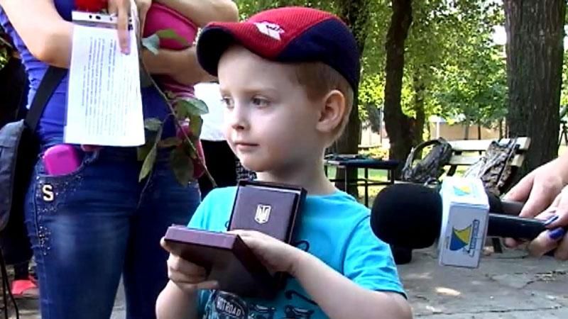 В Запорожье посмертно наградили бойцов АТО В Запорожье посмертно наградили бойцов АТО