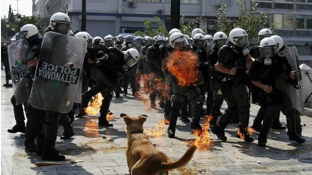 В Греции горячо: началось столкновение активистов и полиции