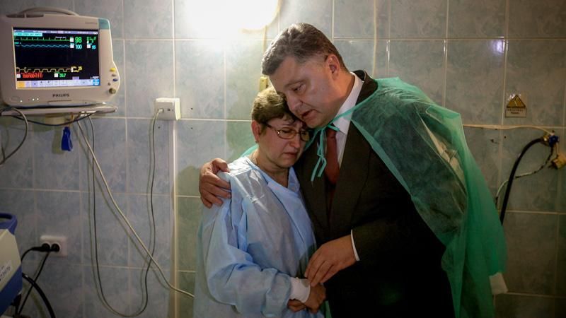 Порошенко посетил пострадавших от теракта во Львове милиционеров Порошенко посетил пострадавших от теракта во Львове милиционеров