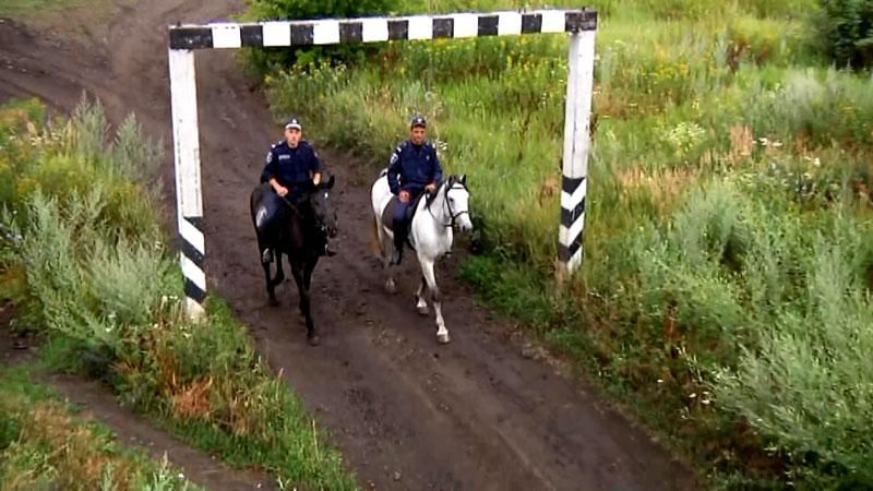 Конные патрули охраняют железную дорогу в Днепропетровской области