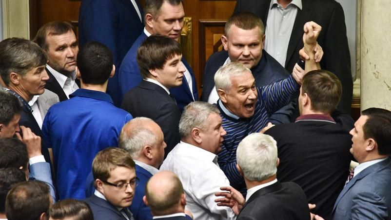 Голосование за изменения в Конституцию закончилось дракой Голосование за изменения в Конституцию закончилось дракой