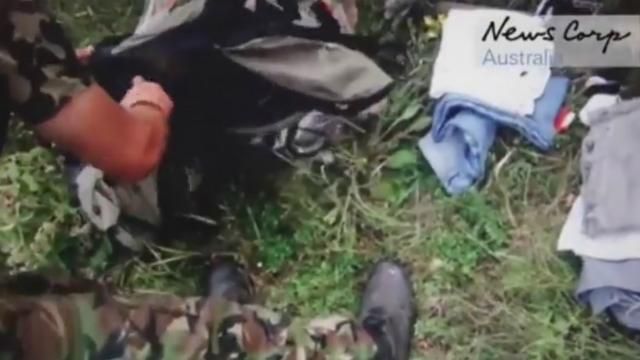 Бойовики "обчистили" сумки жертв Boeing та фотографували останки: перші кадри з катастрофи 