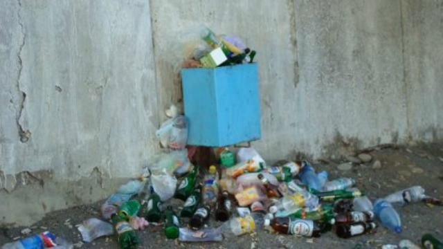 Бойовики змушують шахтарів замітати вулиці Бойовики змушують шахтарів замітати вулиці