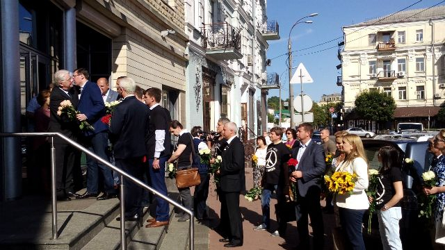 Кияни масово несуть квіти до посольства Нідерландів Кияни масово несуть квіти до посольства Нідерландів