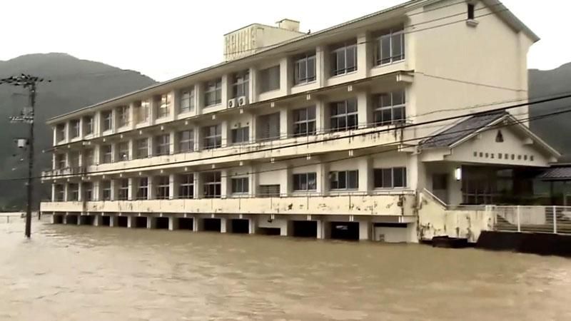 На Японію звалилась біда: тайфун, зсуви ґрунту та повінь На Японію звалилась біда: тайфун, зсуви ґрунту та повінь