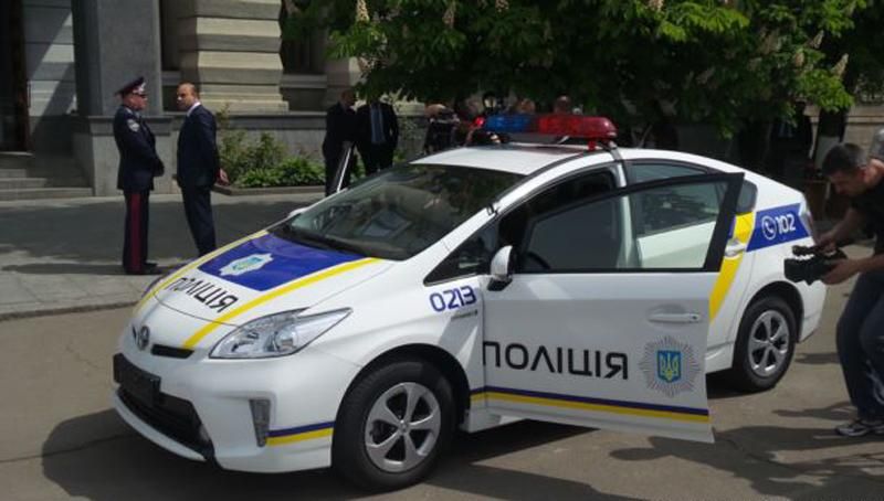 Хулігани розбили машину поліцейських у Києві