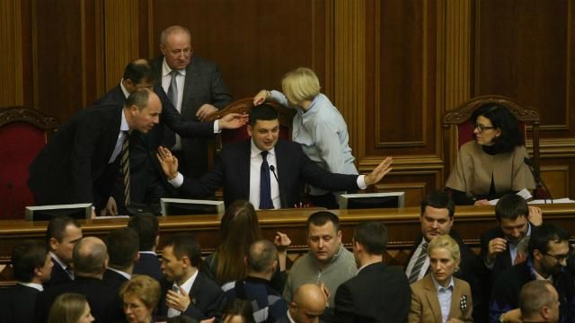 Гройсман закрив Раду до осені, але може екстрено скликати депутатів Гройсман закрив Раду до осені, але може екстрено скликати депутатів