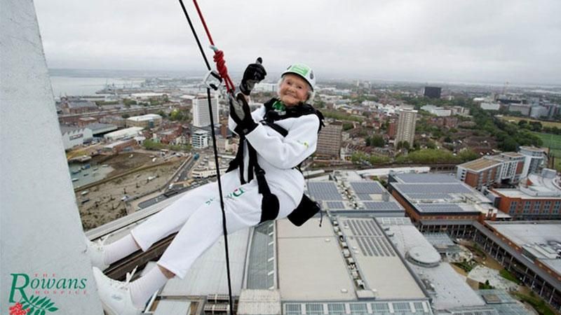 101-летняя бабушка ради благотворительности решилась на отчаянный альпинистский трюк 101-летняя бабушка ради благотворительности решилась на отчаянный альпинистский трюк