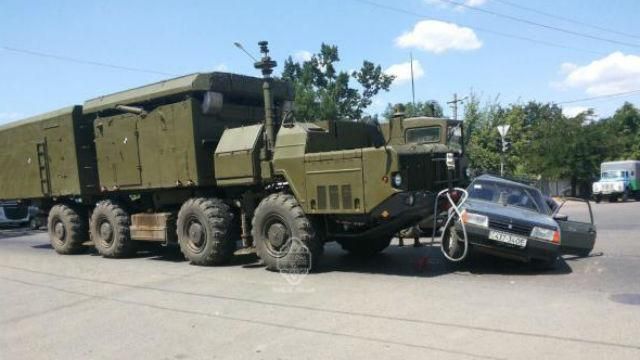 Військовий транспорт протаранив легковик на Одещині