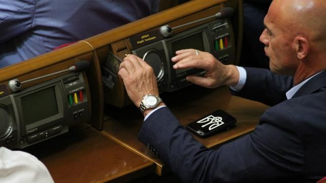 Депутаты согласились отдать часть зарплаты на школьные учебники Депутаты согласились отдать часть зарплаты на школьные учебники