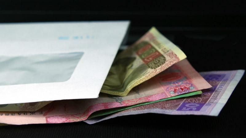 Кандидат в депутати від БПП роздавав по 400 гривень за голоси Кандидат в депутати від БПП роздавав по 400 гривень за голоси