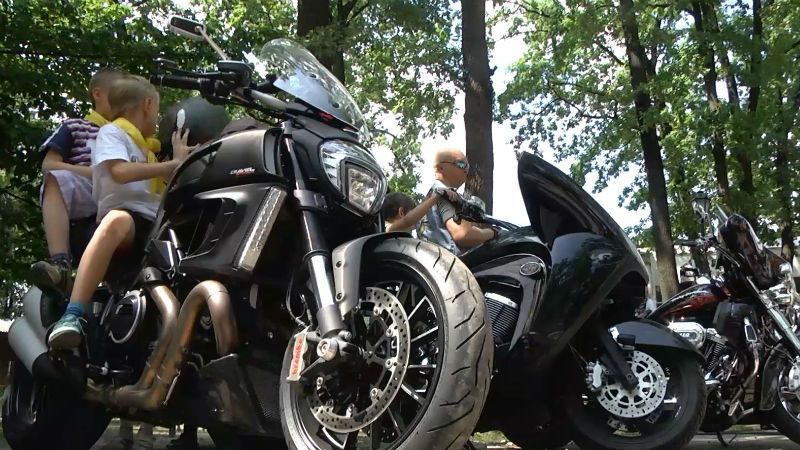 Дітей-переселенців Ващук вчить футболу, а байкери катають на мотоциклах Дітей-переселенців Ващук вчить футболу, а байкери катають на мотоциклах