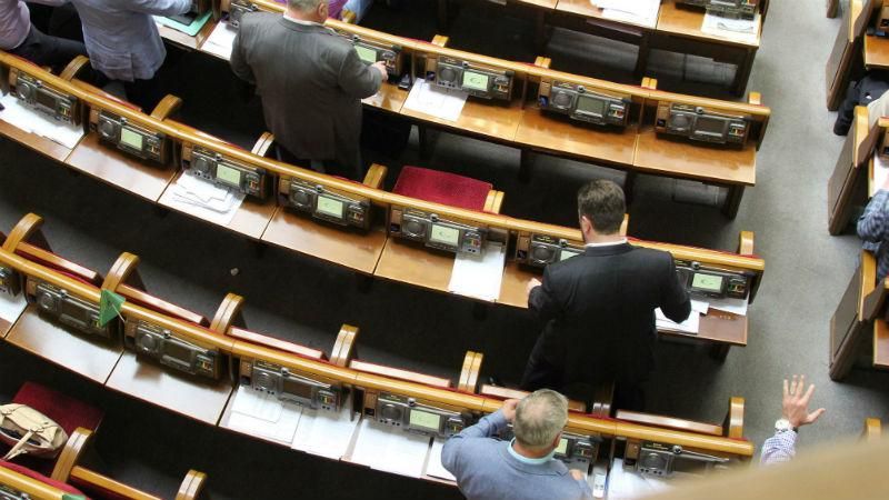 Вищий рівень кнопкодавства: однією рукою за 6 нардепів Вищий рівень кнопкодавства: однією рукою за 6 нардепів