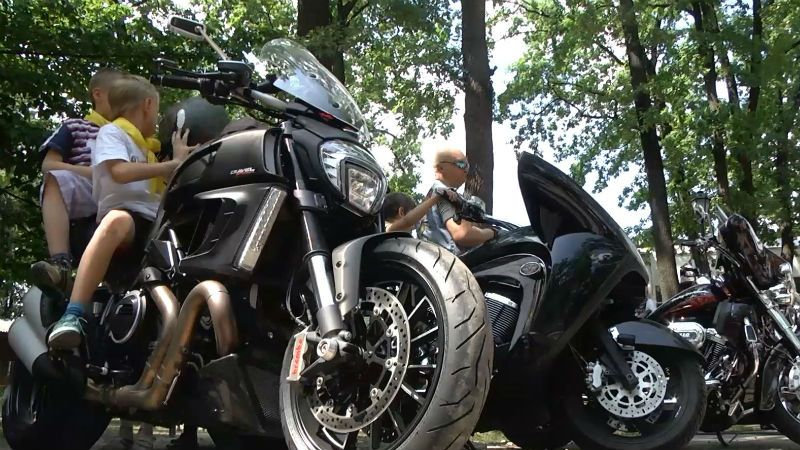 Детей-переселенцев Ващук учит футболу, а байкеры катают на мотоциклах